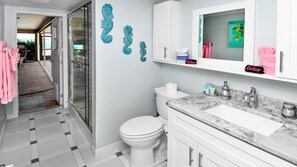House | Bathroom | Free toiletries - Love Bird Canalfront Villa Lounge Terrace Heated Pool pet Friendly (Cape Coral)