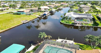 Love Bird Canalfront Villa Lounge Terrace Heated Pool pet Friendly