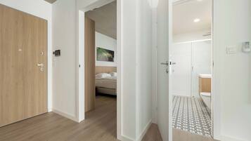 2 chambres, bureau, fer et planche Ă repasser, lit parapluie