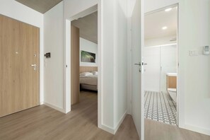 2 chambres, bureau, fer et planche à repasser, lit parapluie