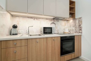 Fridge, microwave, oven, stovetop - Prestigious Apartment | Parking, Balcony and Air Conditioning in the Center (Wrocław)