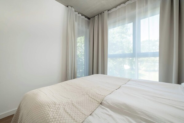 1 habitación, escritorio, tabla de planchar con plancha y cuna de viaje
