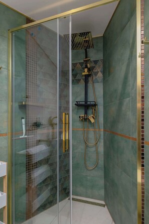 Dusche, Haartrockner, Handtücher, Shampoo