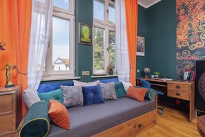 Televisión y oficina 