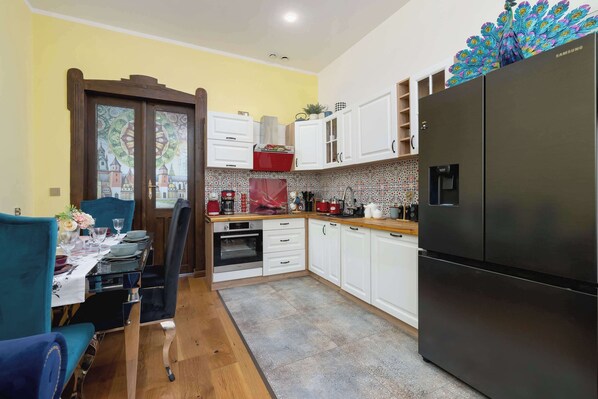 Refrigerador, microondas, horno y parrilla de estufa 