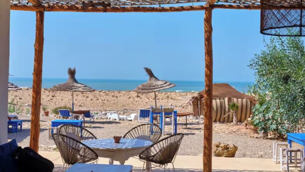 A beachside patio with outdoor seating and a view of the beach. - EXCEPTIONAL VILLA - GOLF - SWIMMING POOL - BREAKFAST AND SERVICES (essaouira)