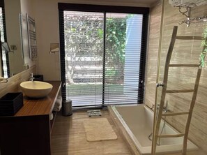 Shower, hair dryer, bidet, towels