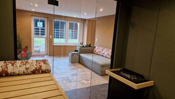 Smart-TV, Kamin, DVD-Player, Bücher