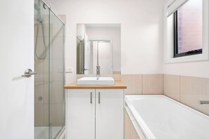 Haartrockner, Handtücher, Seife, Shampoo