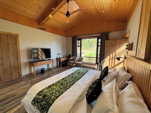 Premium Pine Chalet | Free WiFi, bed sheets
