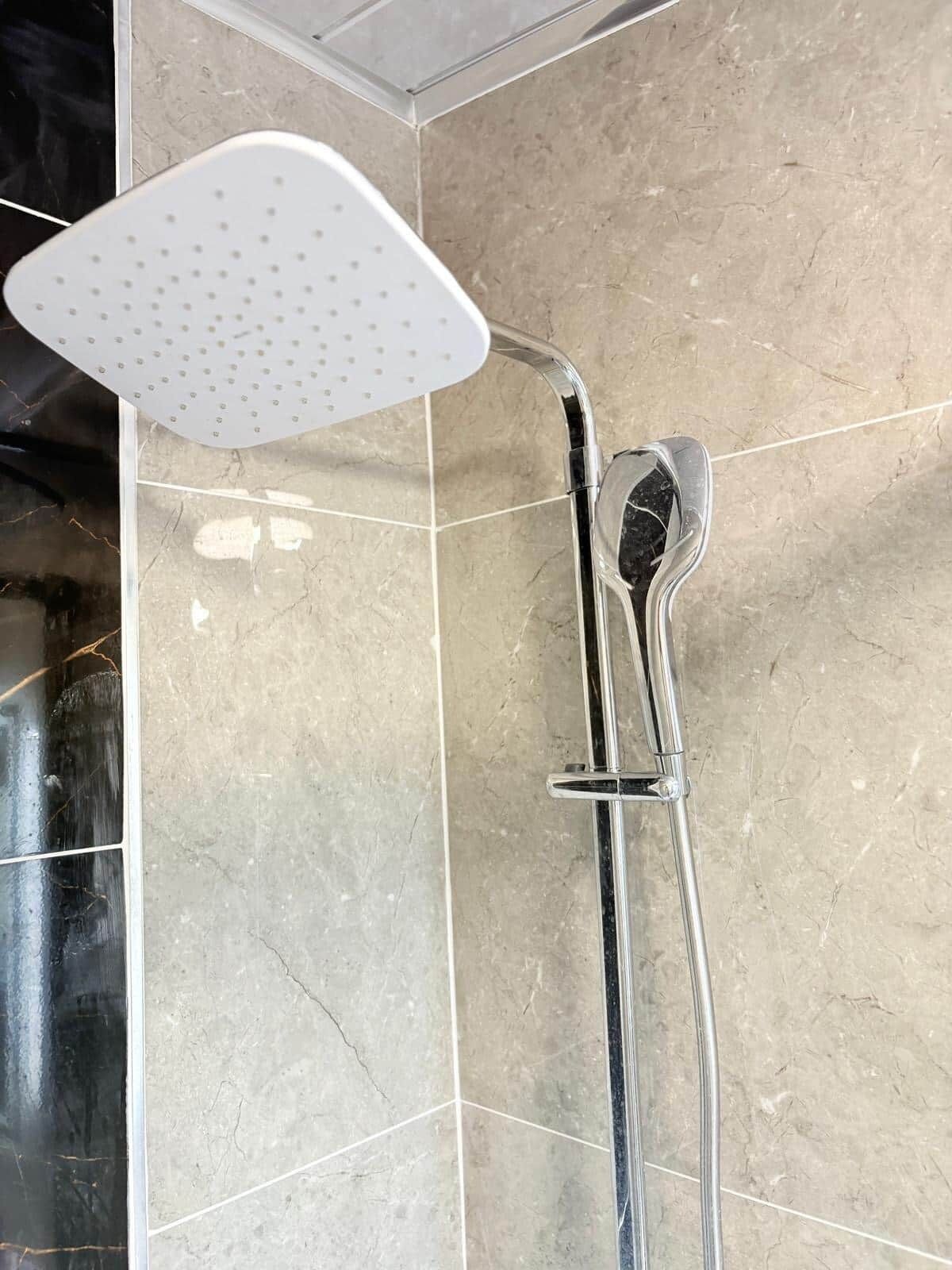 Chuveiro, sabonete, papel higiênico 