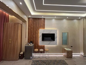 Deluxe Quadruple Room | Desk, free WiFi