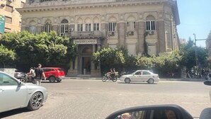 Un edificio storico con un cartello che riporta la scritta "THE GREEK CAMPUS".