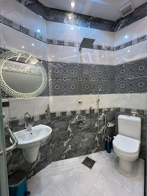 Classic Triple Room | Bathroom | Shower, hair dryer, towels, soap