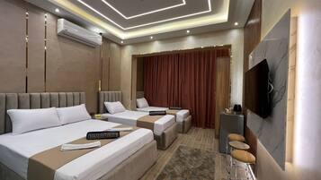 Deluxe Quadruple Room | Desk, free WiFi