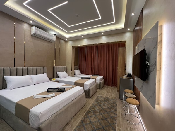 Deluxe vierpersoonskamer | Een bureau, gratis wifi