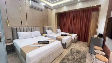 Deluxe Quadruple Room | Desk, soundproofing, free WiFi