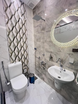 Comfort Quadruple Room | Bathroom