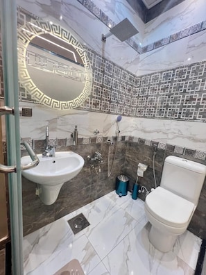 Superior Quadruple Room | Bathroom