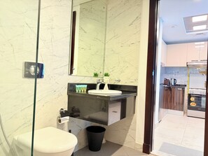 Séchoir à cheveux, bidet, serviettes fournies, savon