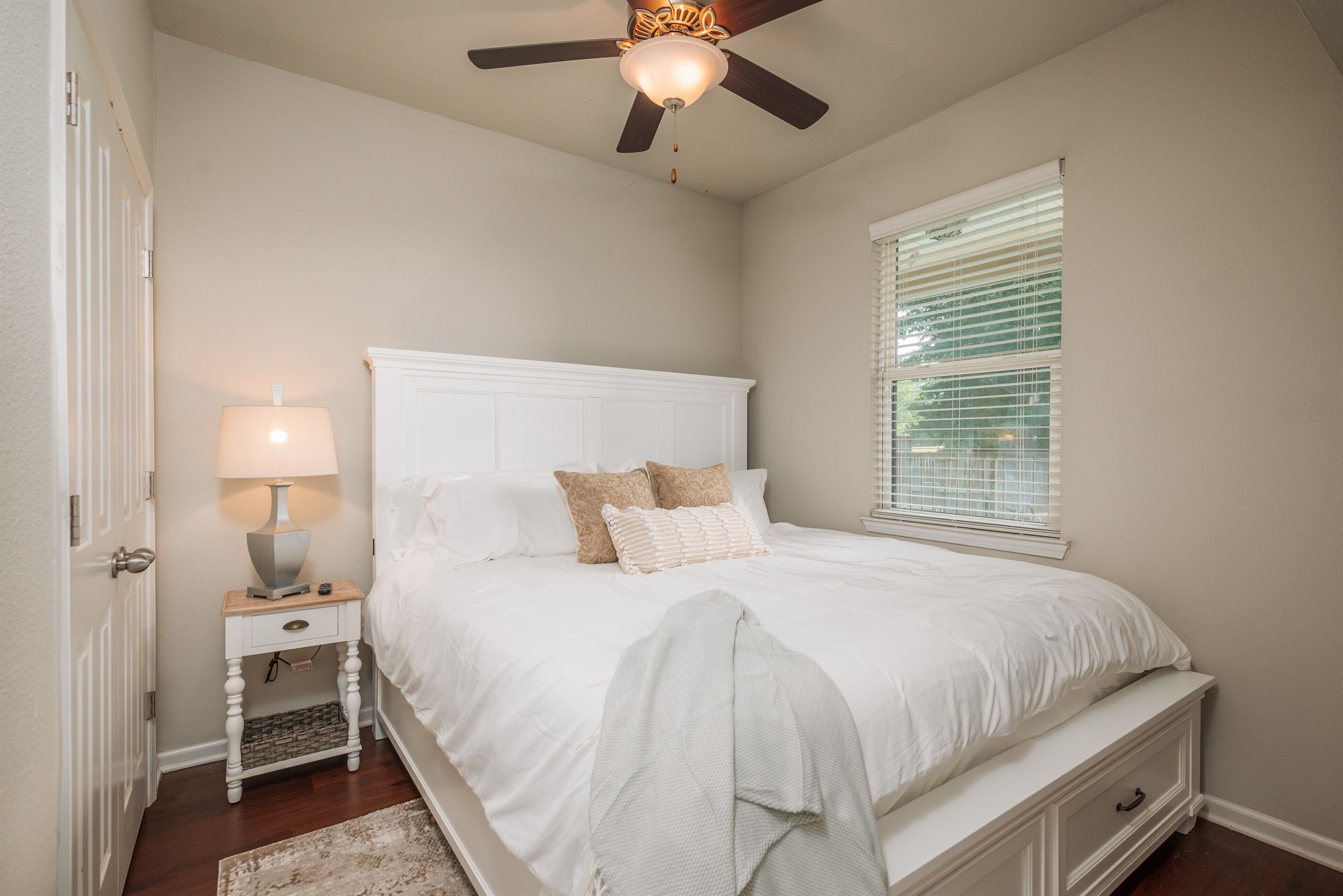 2 habitaciones, escritorio, tabla de planchar con plancha y wifi gratis 