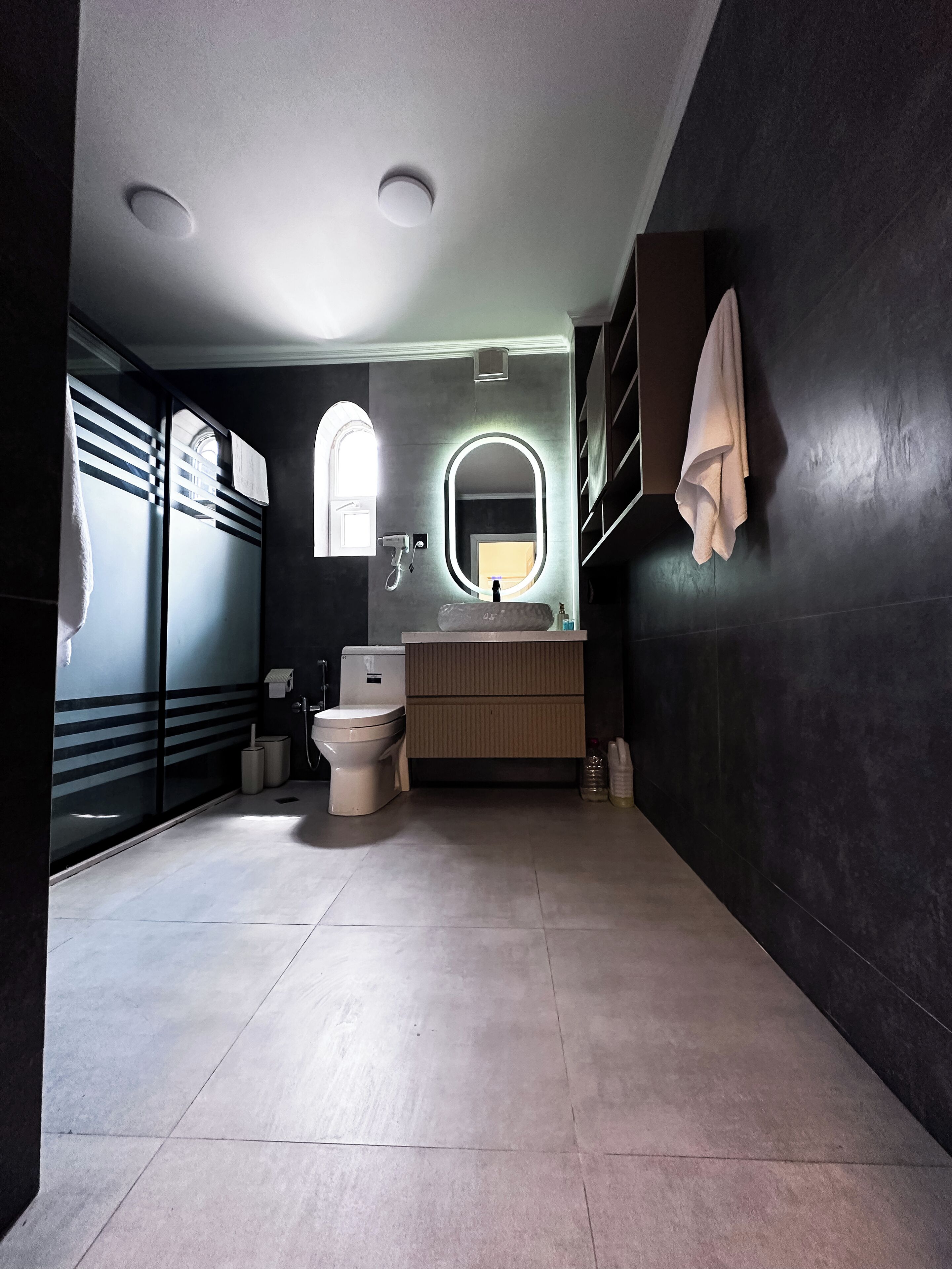 Familierom, hageutsikt | Bad | Dusj, toalettartikler (inkludert), tøfler og håndklær