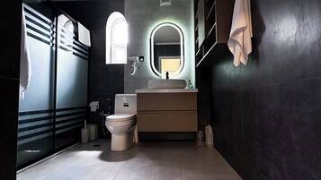 Familierom, hageutsikt | Bad | Dusj, toalettartikler (inkludert), tøfler og håndklær