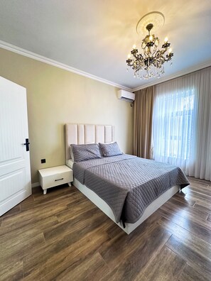 Perhehuone, näköala puutarhaan | Ylelliset vuodevaatteet, untuvapeitot, ilmainen Wi-Fi, vuodevaatteet