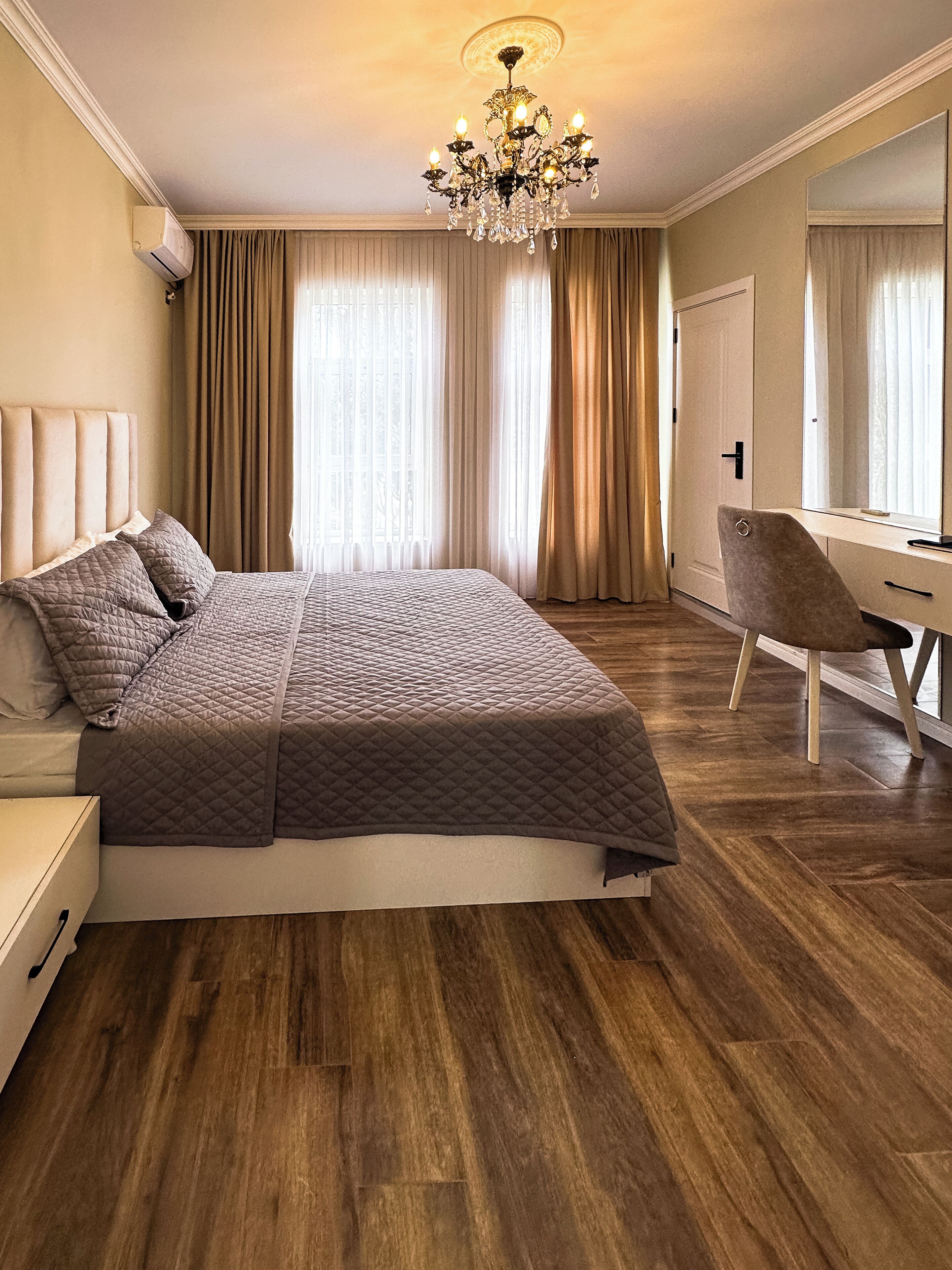 Familierom, hageutsikt | Sengetøy av topp kvalitet, dundyner, wi-fi (inkludert) og sengetøy