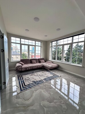 Perhehuone, näköala puutarhaan | Näkymä huoneesta