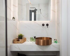 Haartrockner, Handtücher, Seife, Toilettenpapier