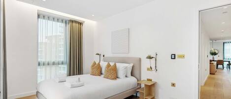 3 habitaciones, escritorio y tabla de planchar con plancha