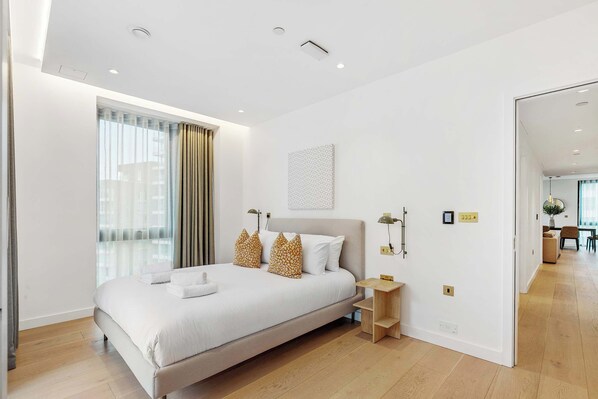 3 habitaciones, escritorio y tabla de planchar con plancha 