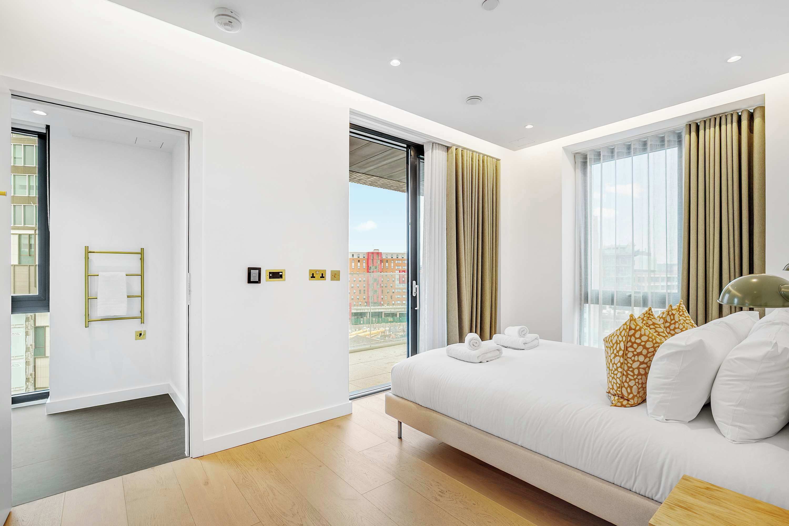 3 dormitorios, escritorio, tabla de planchar con plancha y cuna de viaje