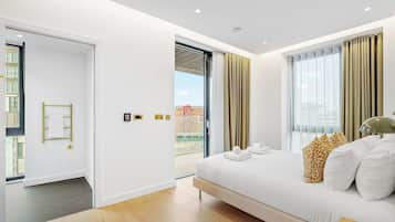 3 habitaciones, escritorio y tabla de planchar con plancha