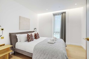 3 habitaciones, escritorio y tabla de planchar con plancha 