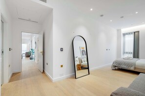 3 bedrooms, desk, iron/ironing board, travel crib