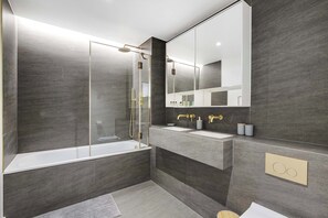 Douche, sèche-cheveux, serviettes fournies