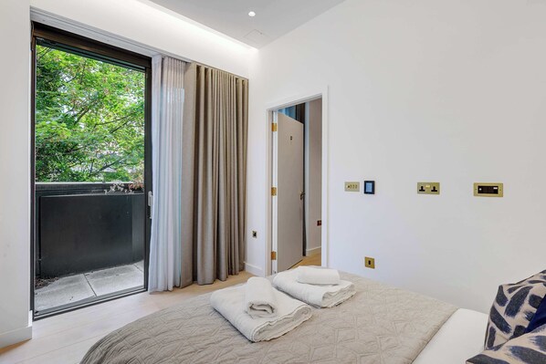 3 bedrooms, desk, iron/ironing board, travel cot