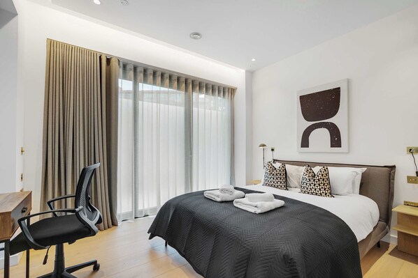 3 bedrooms, desk, iron/ironing board, travel cot