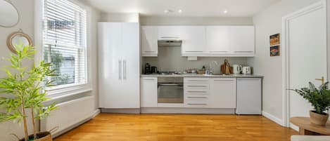 Fridge, oven, stovetop, coffee/tea maker