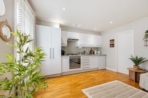 Fridge, oven, stovetop, coffee/tea maker