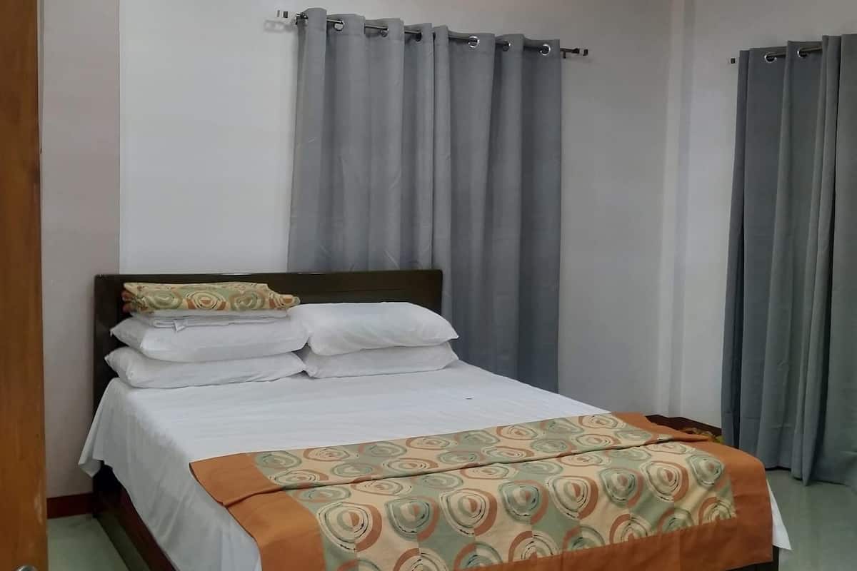 Triple Room, 1 Queen Bed, Non Smoking, Air conditioning