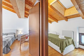 2 bedrooms, free WiFi, bed sheets - Skylight (Riva del Garda)