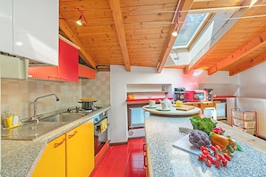 Apartamento família, 2 quartos (Skylight) | Cozinha privada | Geladeira, micro-ondas, fogão, cooktop