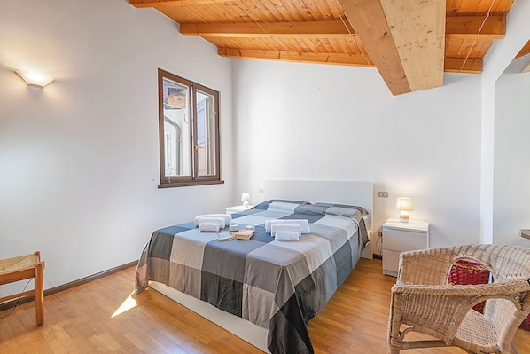 Family Apartment, Multiple Bedrooms (Skylight) | 2 bedrooms, free WiFi, bed sheets