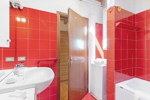 Combined shower/bathtub, hair dryer, bidet, towels - Skylight (Riva del Garda)