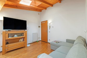 Apartamento família, 2 quartos (Skylight) | Área de estar | TV de tela plana 21 polegadas com canais a cabo