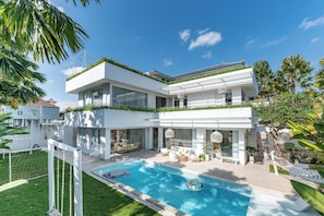 Villa, Gartenblick, Poolseite | Zimmersafe, Bügeleisen/Bügelbrett, kostenloses WLAN, Bettwäsche