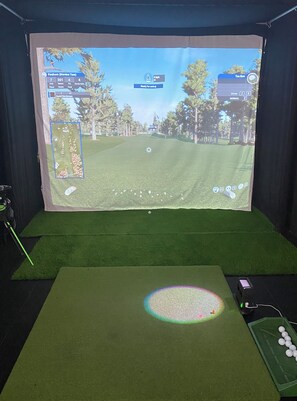 Indoor golf driving range - Villa Luja by GORO (Canggu)